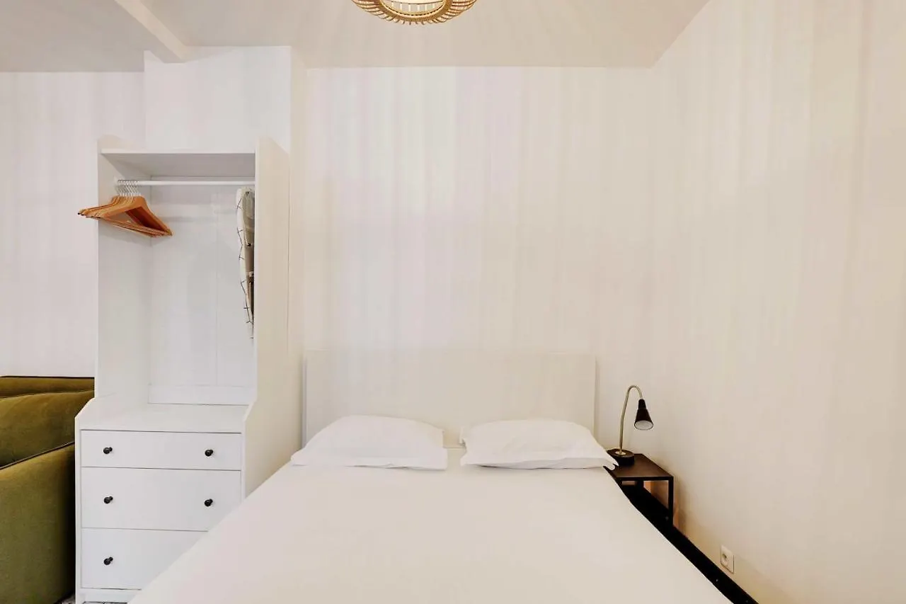Cozy Parisian Studio In The Vibrant 11th Arrondissement Parijs